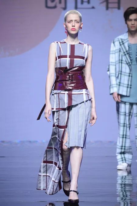 坐標大浪 時尚風(fēng)云激蕩，潮流與創(chuàng)新共生——2019春夏中國紡織面料流行趨勢暨新銳設(shè)計師發(fā)布秀側(cè)記